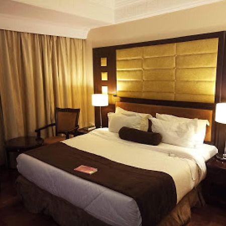Room In Lodge - Owu Crown Hotel, イバダン エクステリア 写真